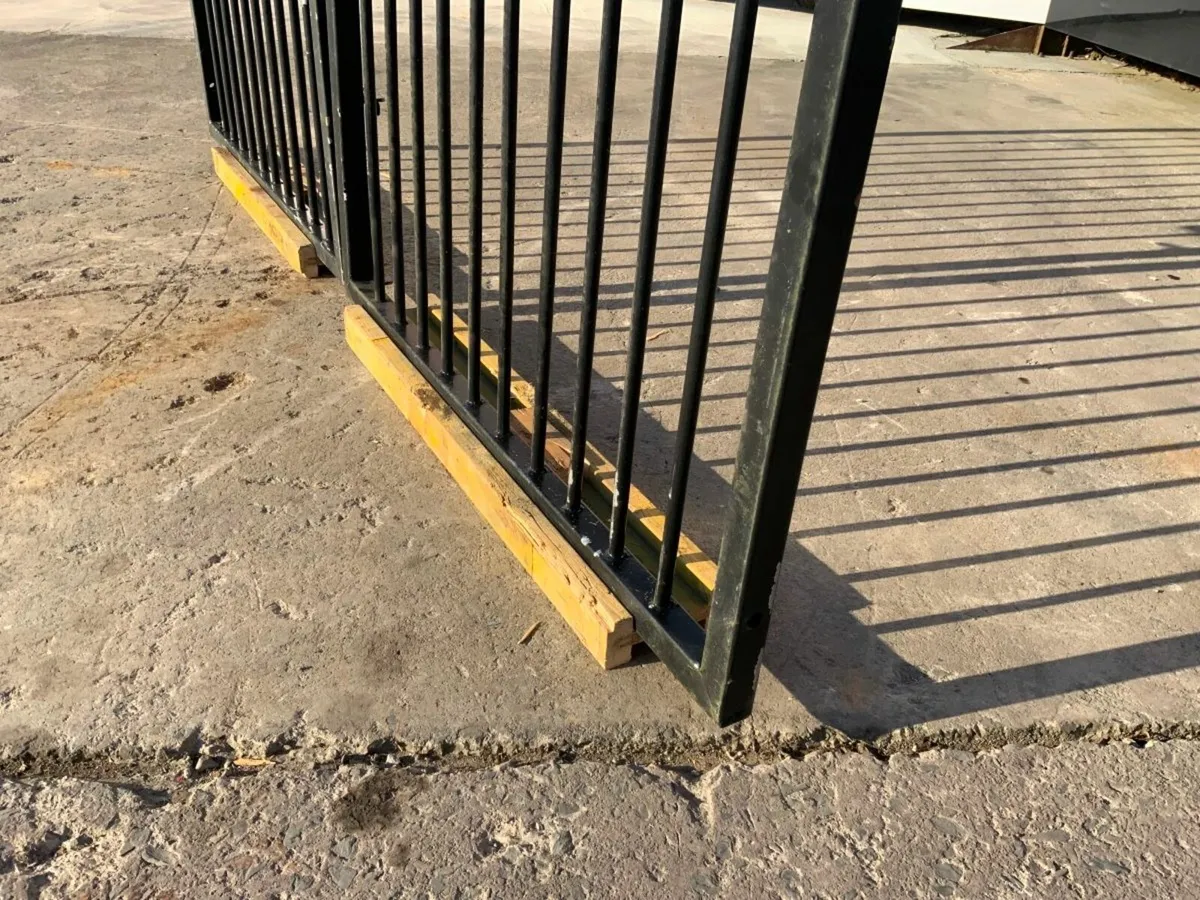 1950mm x 1400mm x 2 ENTRANCE GATES.........1950. - Image 3