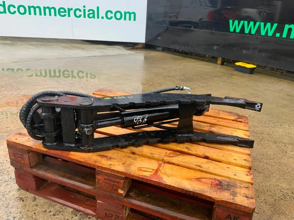 UNUSED HYDRAULIC THUMB GRAB.....5/8t....244w. - Image 2