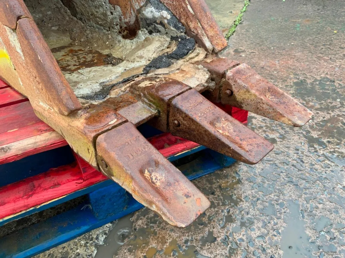 18" STRICKLAND DIGGING BUCKET....65mm...1420 - Image 2