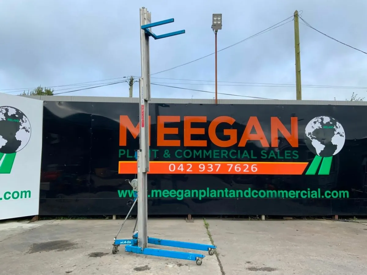 2013 GENIE SLA-15 MATERIAL HOIST / LIFT.......907t - Image 1