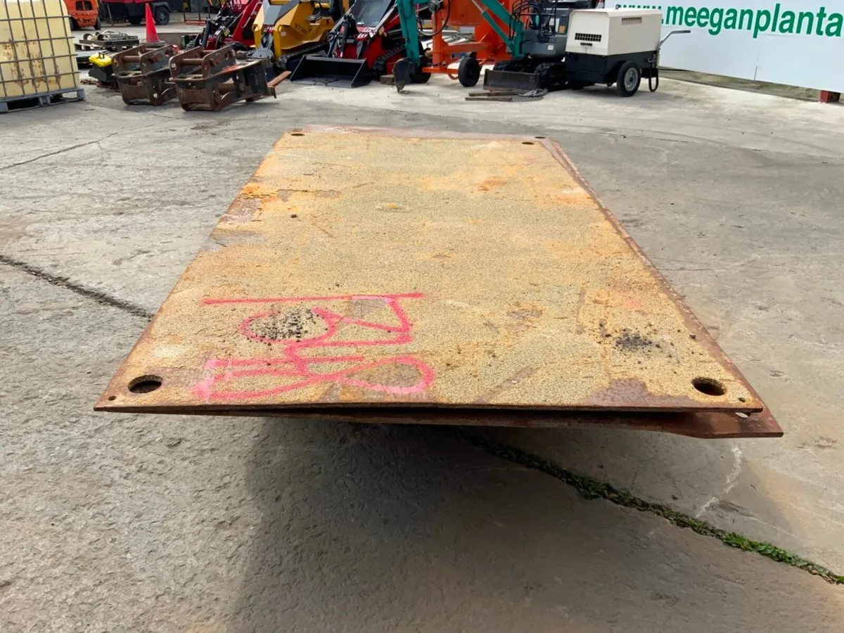 STEEL ROAD CROSSING PLATES / TRENCH COVERS. - Image 3