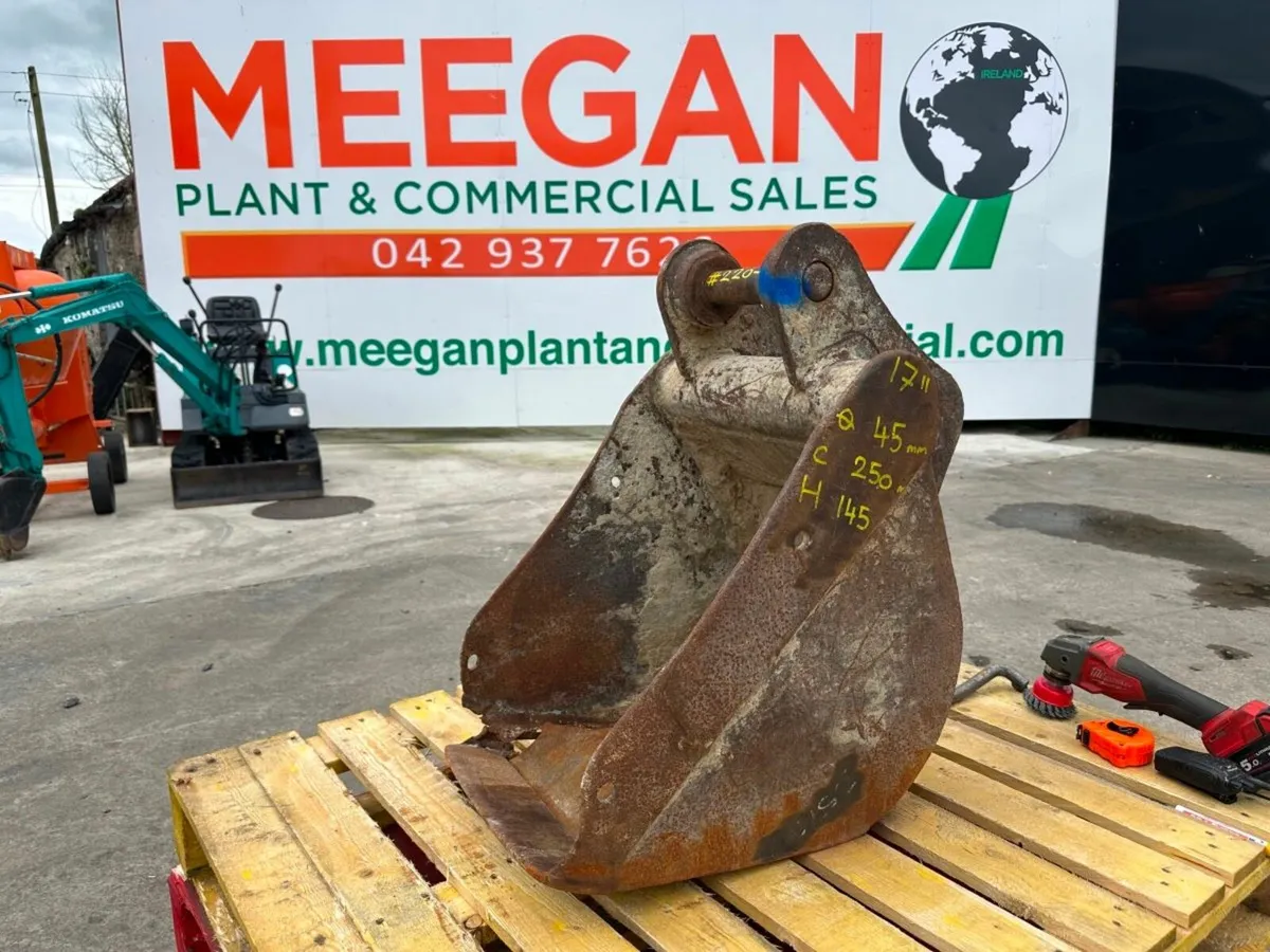 17 inch GUMMY DIGGING BUCKET ..45MM ...# 220-17 - Image 1