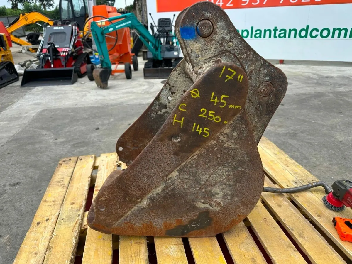 17 inch GUMMY DIGGING BUCKET ..45MM ...# 220-17 - Image 2