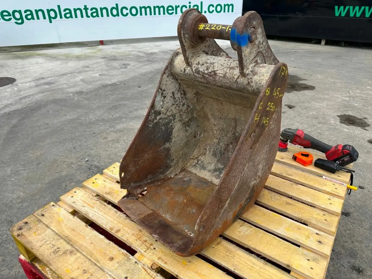 17 inch GUMMY DIGGING BUCKET ..45MM ...# 220-17 - Image 4