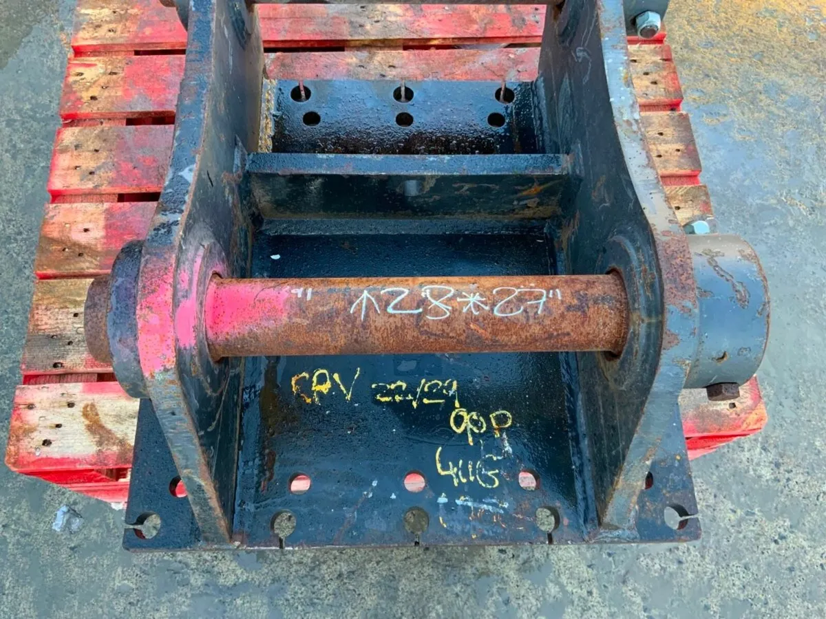 HAMMER / BREAKER CRADLE........80mm PINS......391. - Image 4