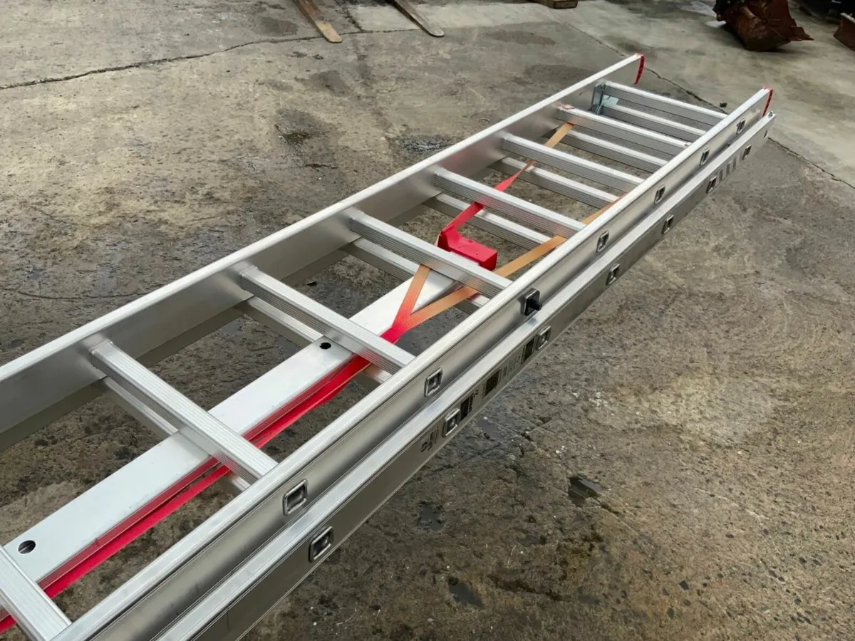 UNUSED 35ft ALUMINIUM EXTENSION LADDER....4831. - Image 4