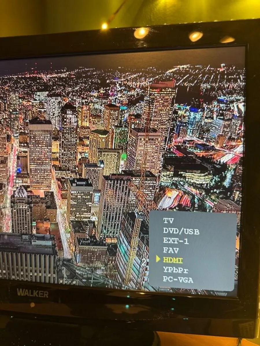 Walker 22" TV / DVD player + Google Chromecast - Image 2