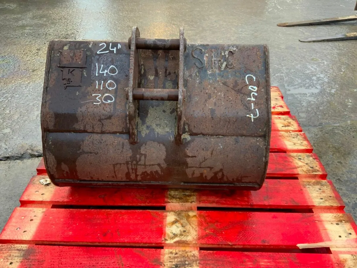 24" MINI DIGGER BUCKET......30mm PINS.......C04. - Image 4