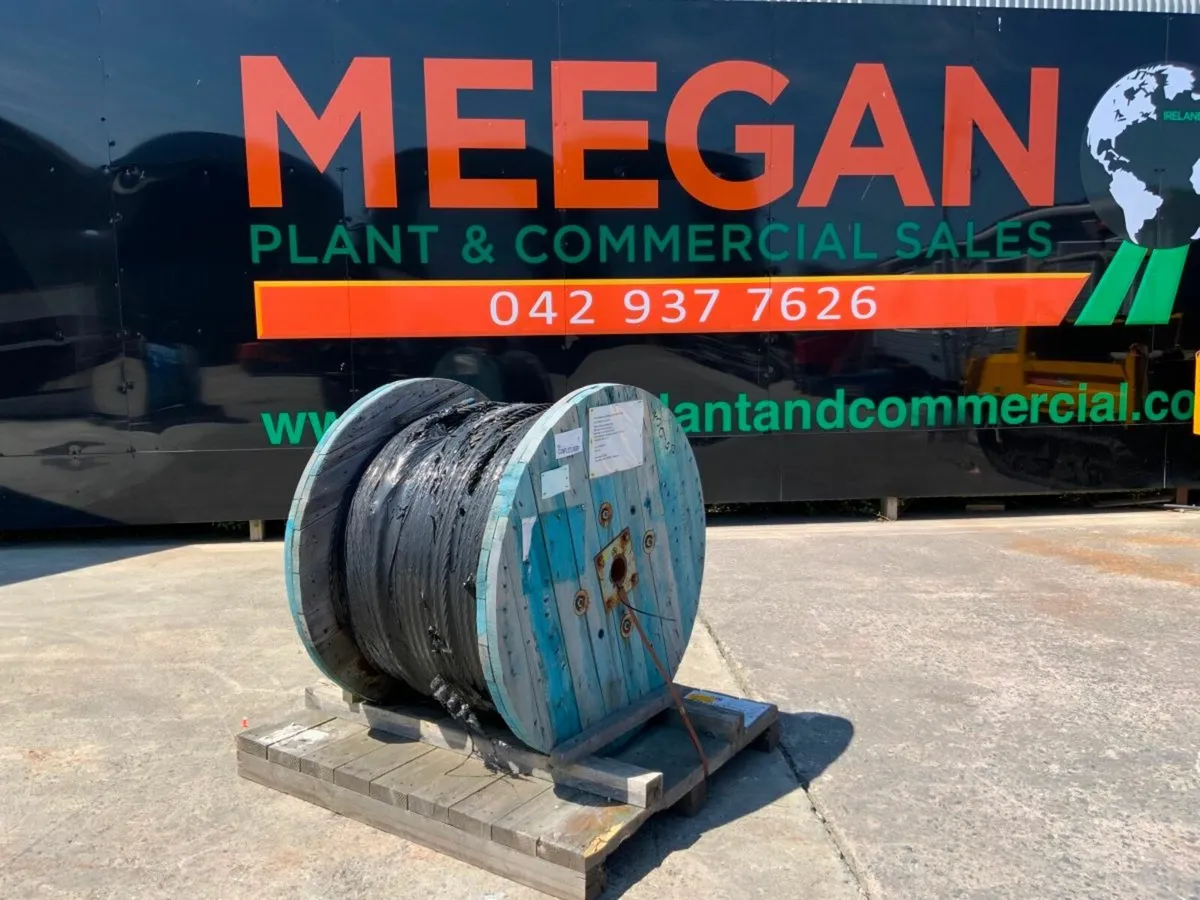 581mts x 28mm WOVEN WIRE ROPE........3960. - Image 1