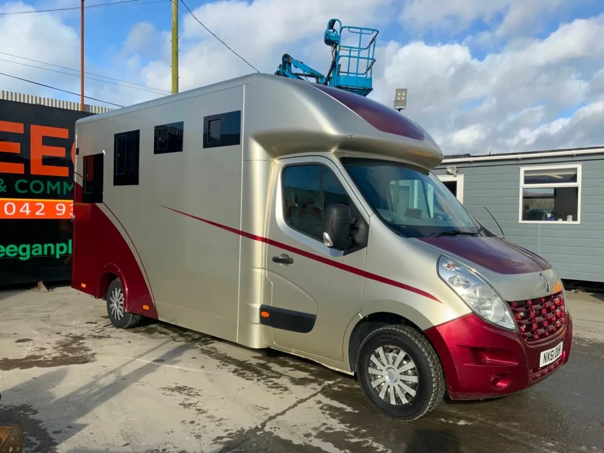 2011 RENAULT MASTER  HORSE VAN BOX. - Image 1