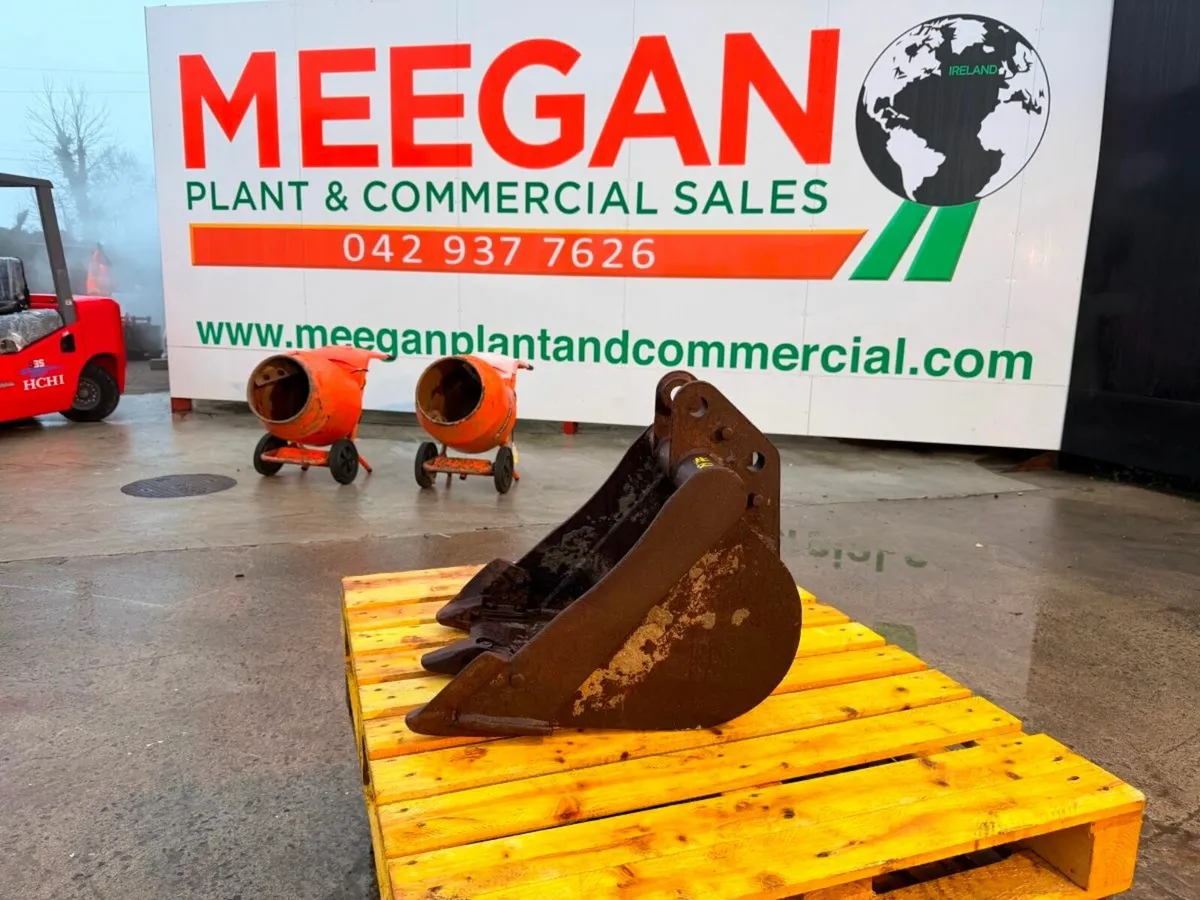 18" DIGGING BUCKET mini digger ....30mm pins ...60 - Image 1