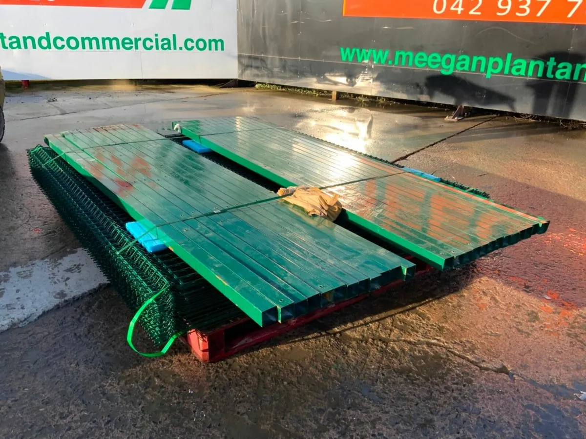 V MESH FENCING PANELS & POSTS..485. - Image 2