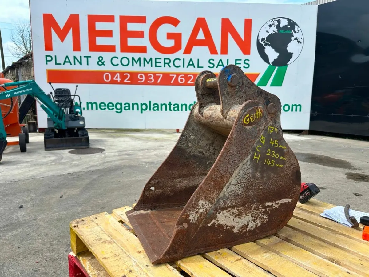 17 inch GUMMY DIGGING BUCKET ...45MM ...# 220-17 - Image 1