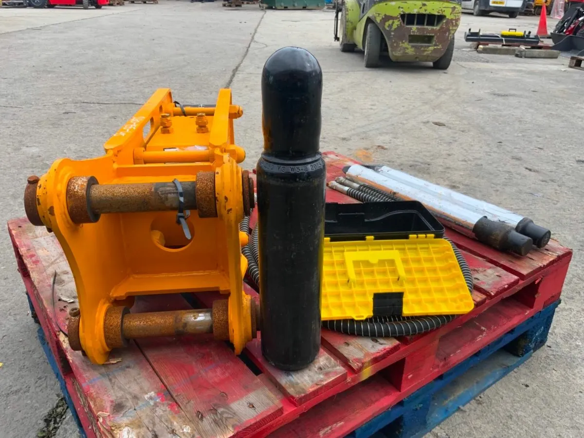 UNUSED BLK680 BREAKER....45mm PINS.......1749. - Image 4