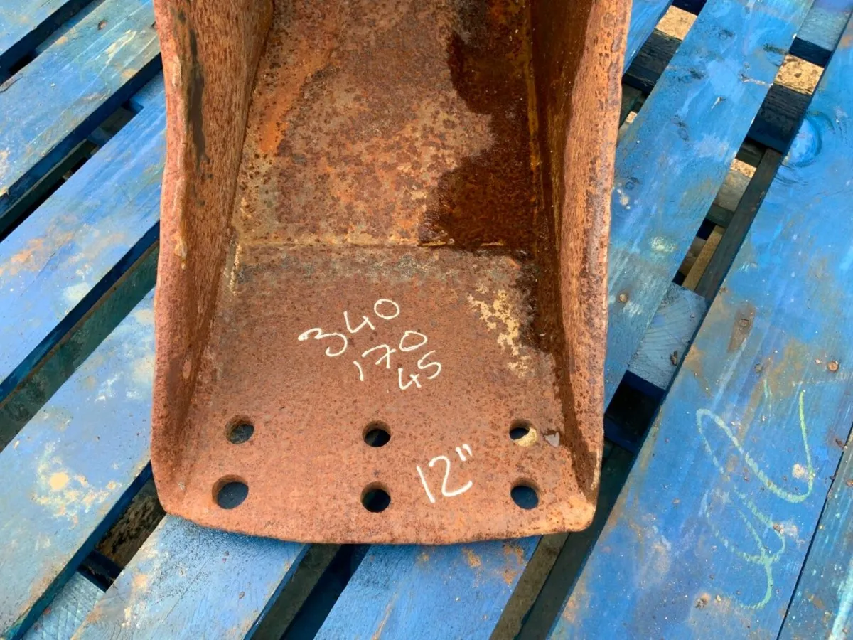 12" JCB DIGGING BUCKET..........45m PINS......200w - Image 3