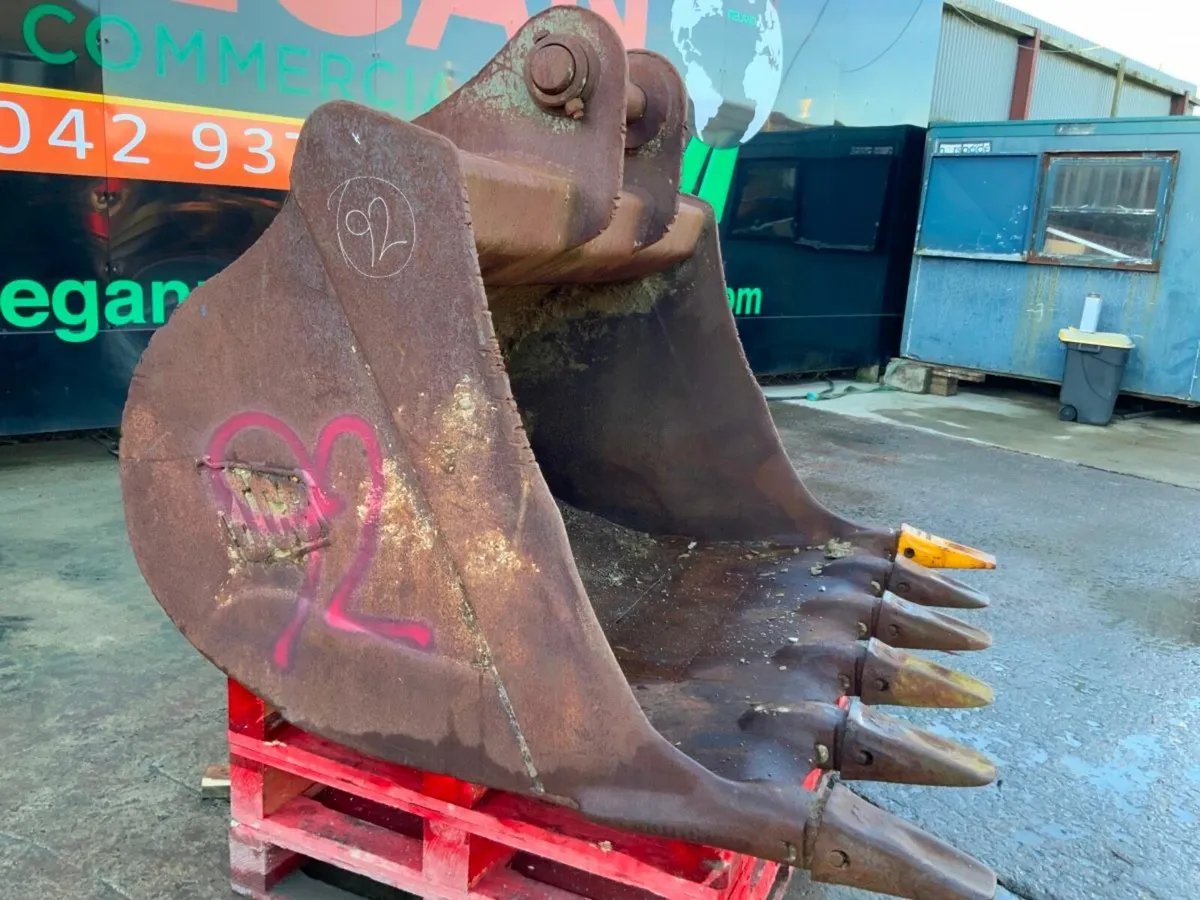 60" JCB DIGGING BUCKET........80mm PINS.....92. - Image 3