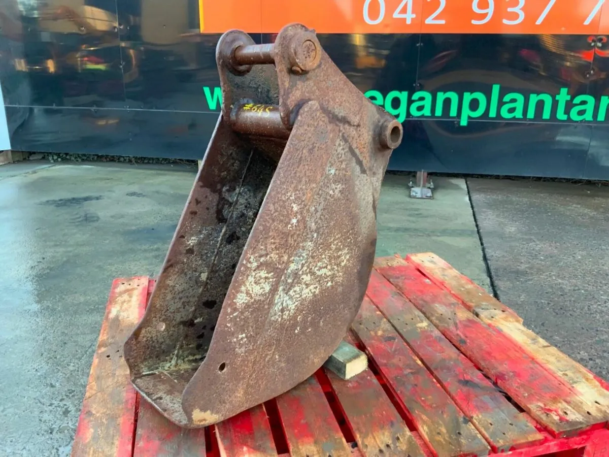 9" DIGGING BUCKET....40mm PINS........64s. - Image 2