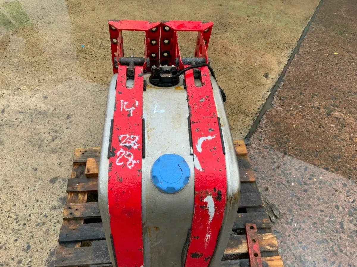 Volvo FH ALUMINIUM TANK & BRACKETS. - Image 3