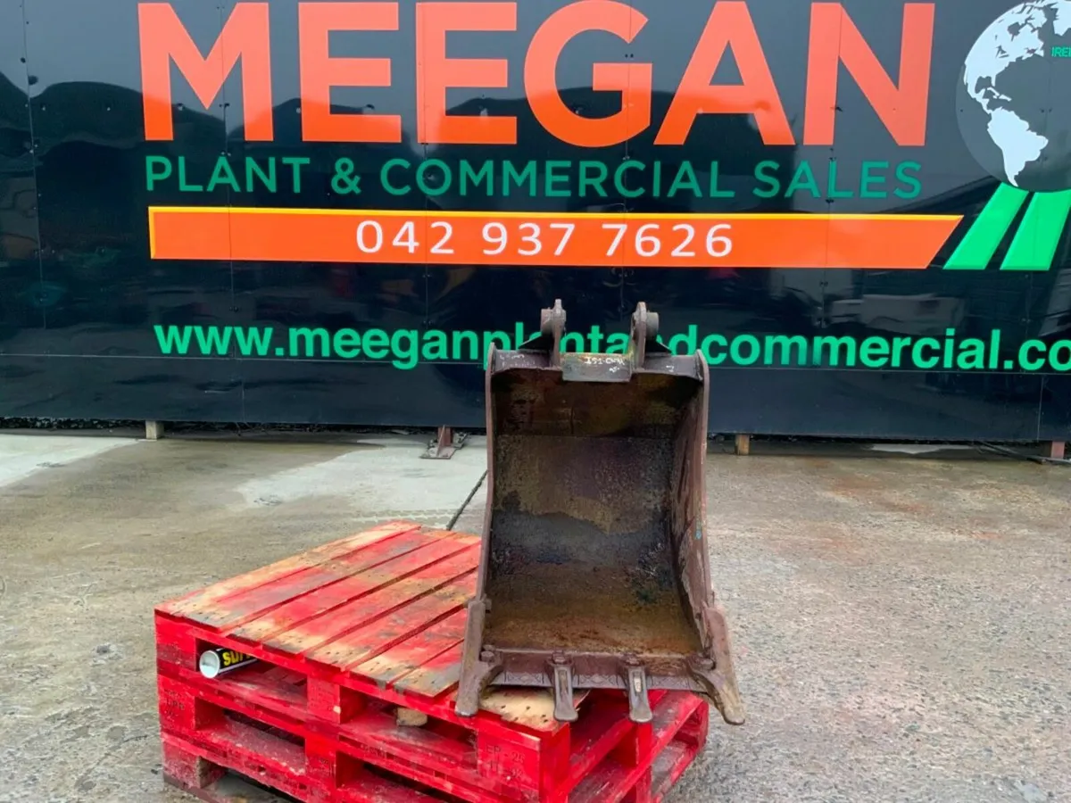 24" JCB 3CX BUCKET......45mm PINS........70s. - Image 1