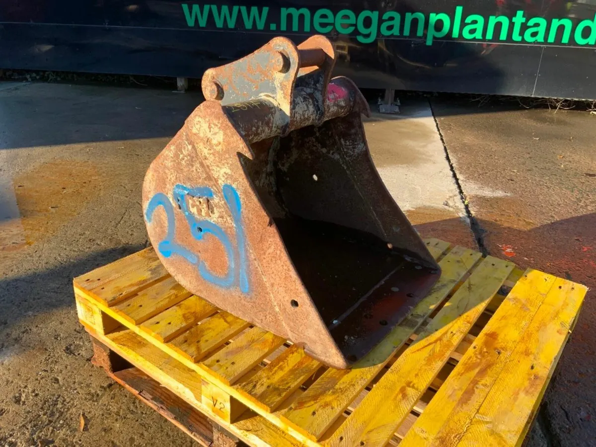 24" DIGGING BUCKET...45mm PINS......251. - Image 1