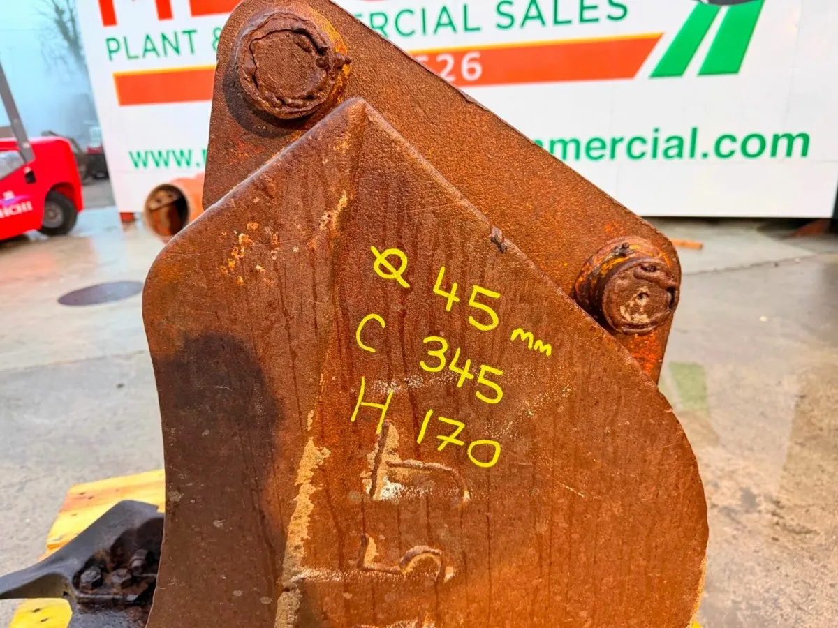 18" JCB 3CX BUCKET ...45MM PINS .....67S - Image 2