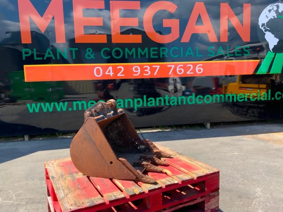 24" JCB MINI DIGGER BUCKET....35mm PINS.....216w. - Image 1