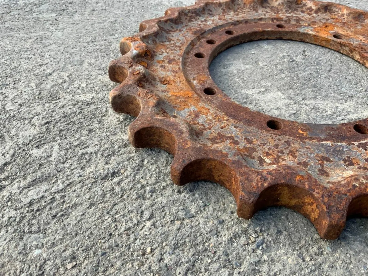 3 TONNE MINI DIGGER DRIVE SPROCKETS. - Image 3
