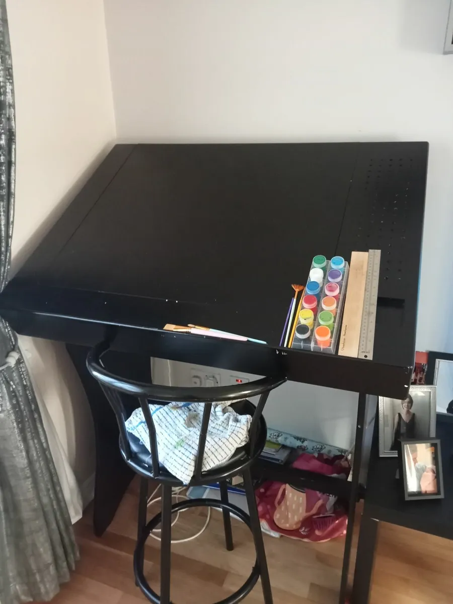 Art table - Image 3