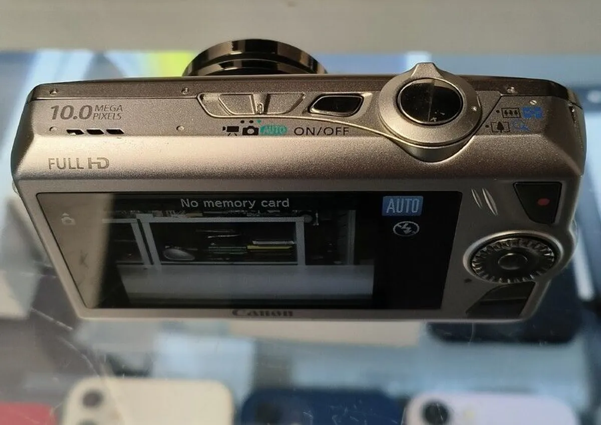 Canon IXUS 1000 HS Digital Camera (High Sensitivity 10 Megapixel, 10x Zoom, 3.0 inch LCD Screen) - Silver - Image 4