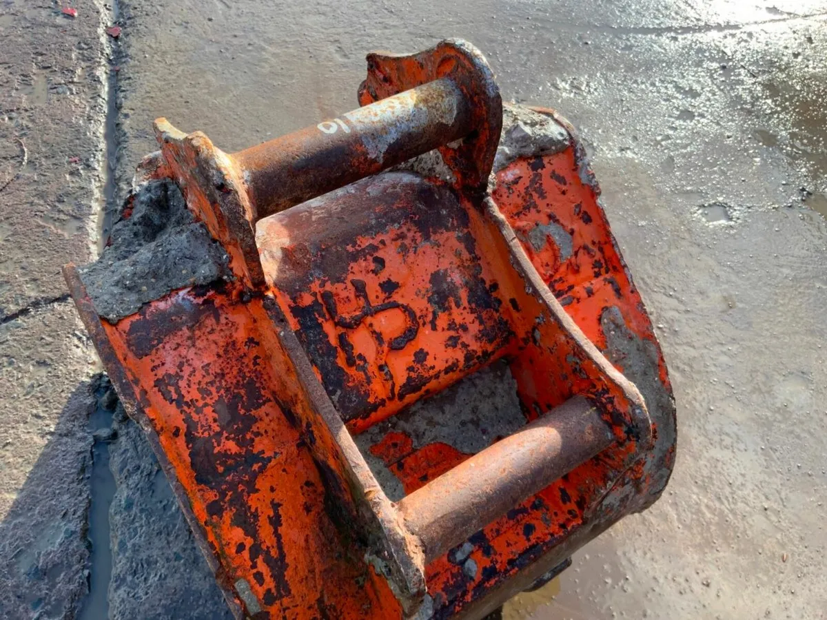 18" DIGGING BUCKET....45mm PINS.........10. - Image 2