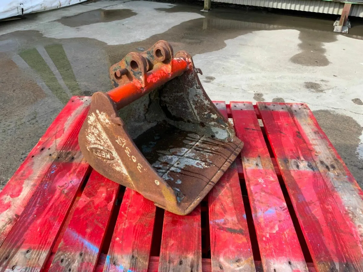 18" MINI DIGGER BUCKET.....30mm PINS.....128. - Image 2
