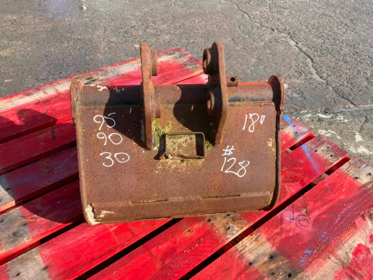 18" MINI DIGGER BUCKET.....30mm PINS.....128. - Image 3