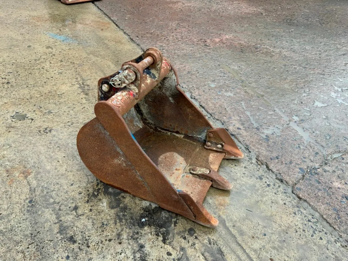 18" MINI DIGGER BUCKET...30mm PINS.....1830 - Image 1