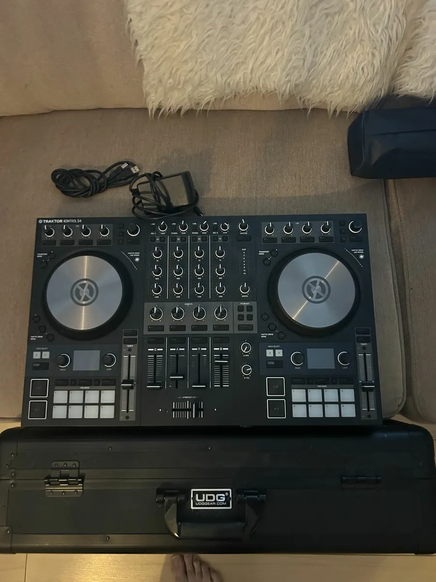 Traktor S4 MK3 DJ Controller - Image 1