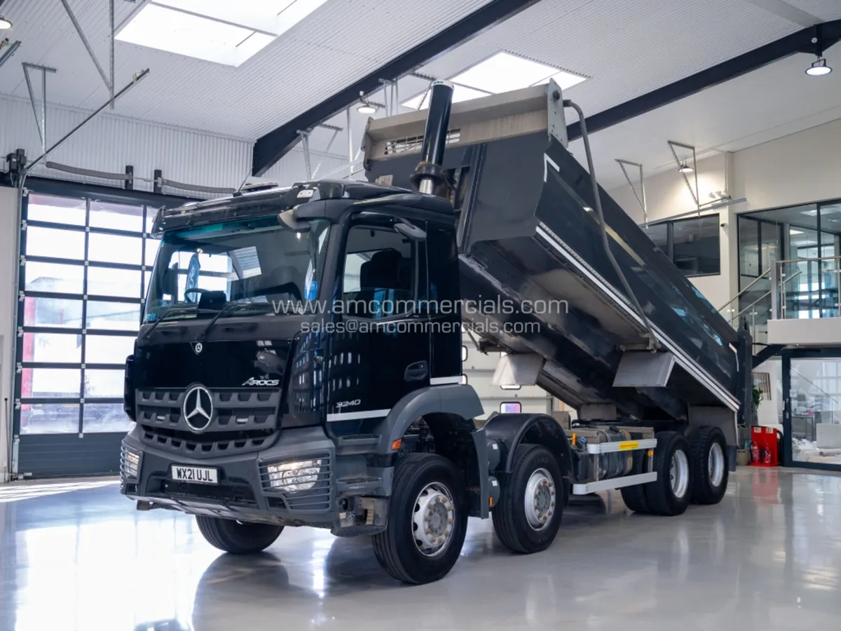 2021 MERCEDES BENZ AROCS 3249 32T TIPPER - Image 2