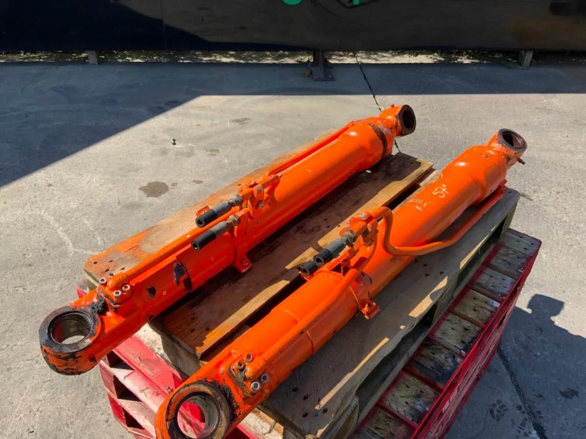 HITACHI EX135 MAIN BOOM HYDRAULIC RAMS. - Image 3