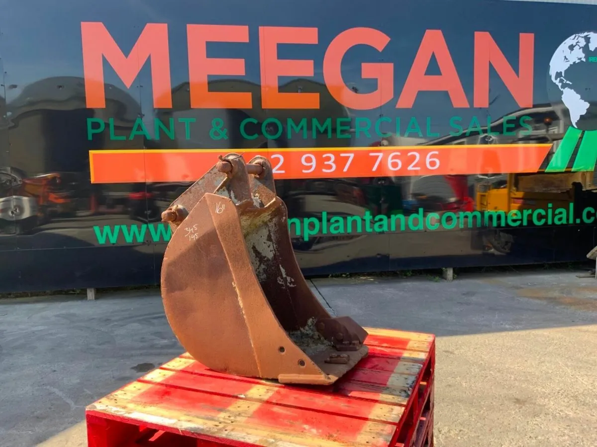 18" JCB 3Cx DIGGING BUCKET..45mm PINS.....910-16. - Image 2