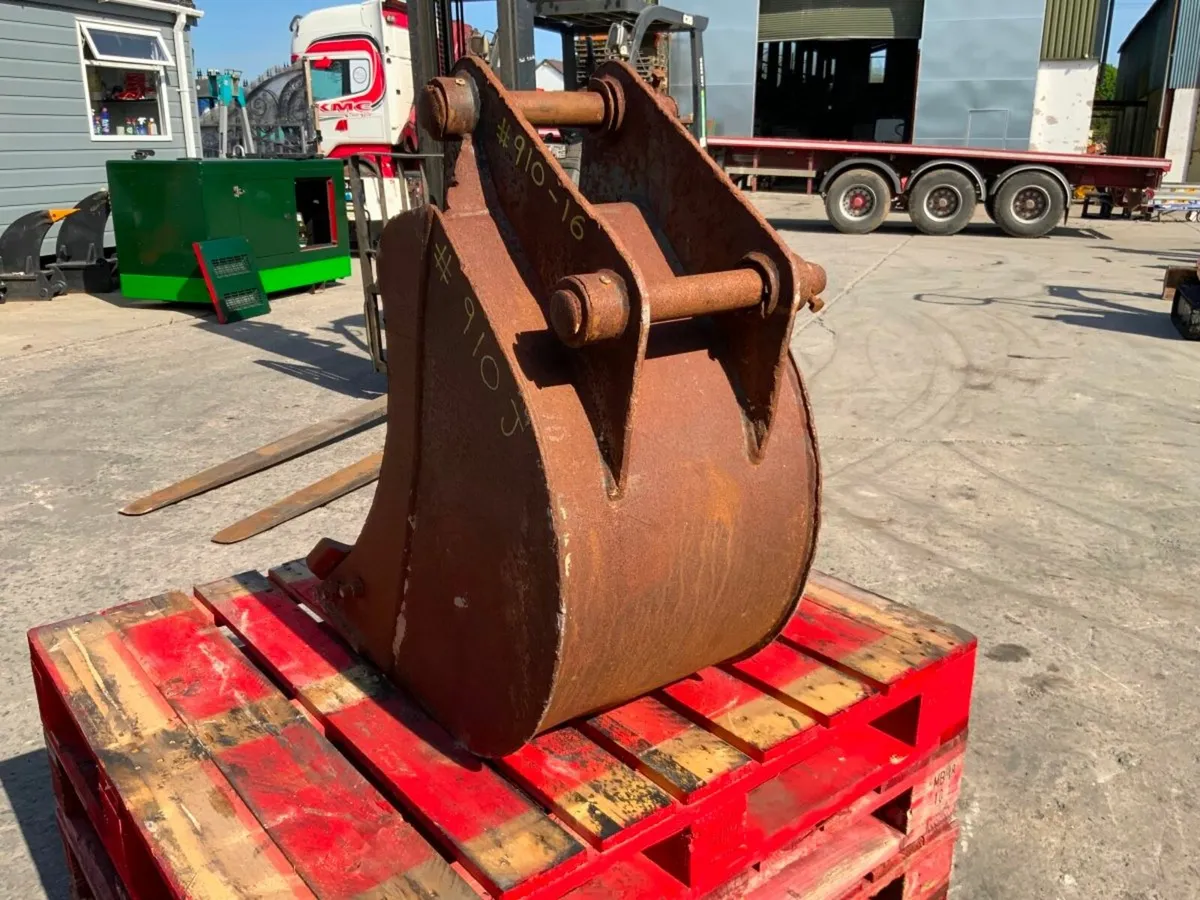 18" JCB 3Cx DIGGING BUCKET..45mm PINS.....910-16. - Image 4