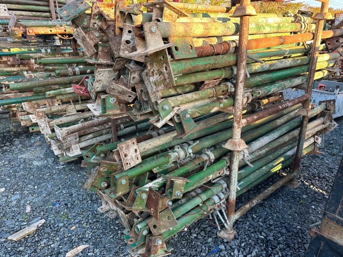 ACRO PROPS...... 187 C - Image 2