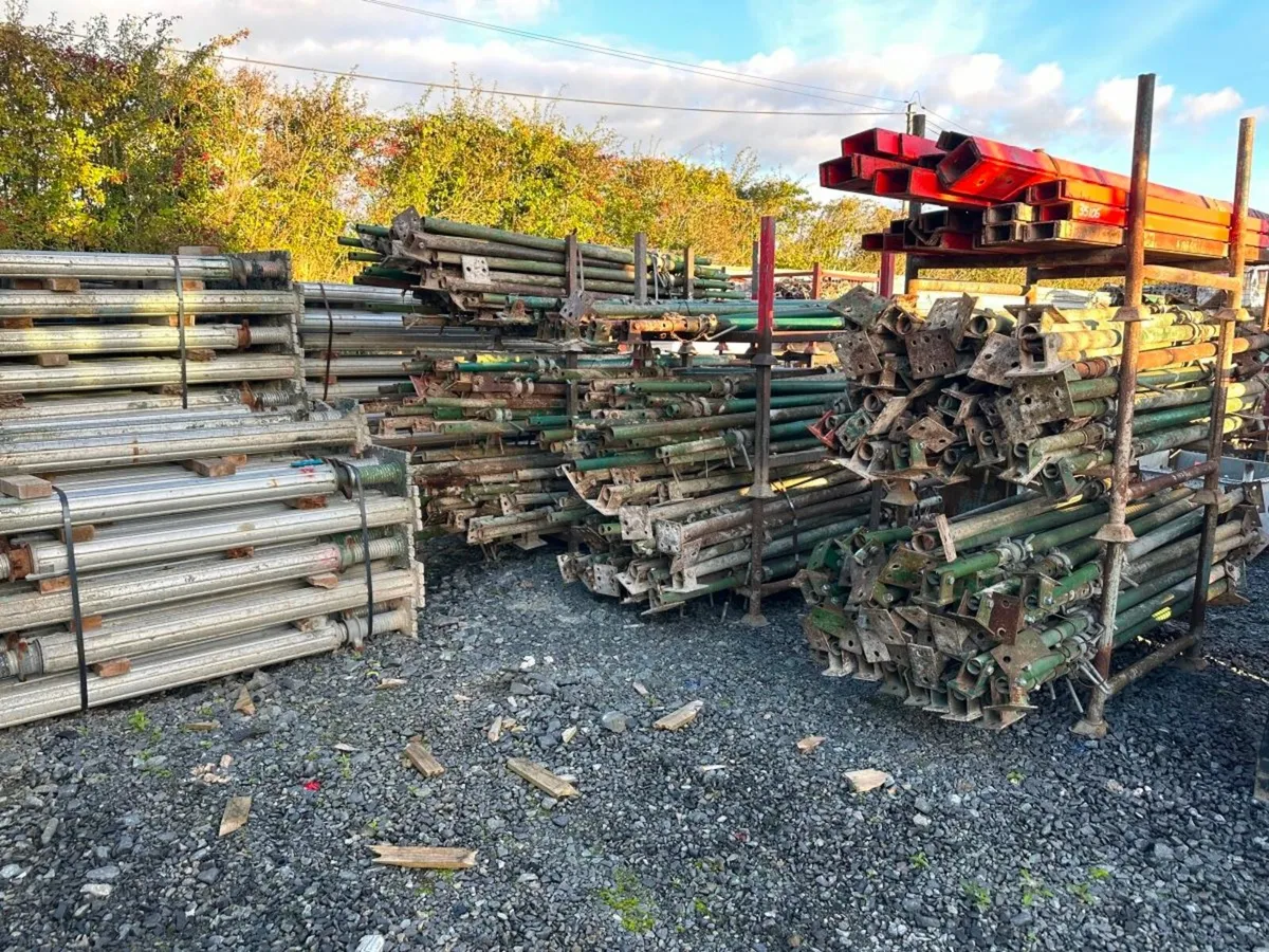 ACRO PROPS...... 187 C - Image 4