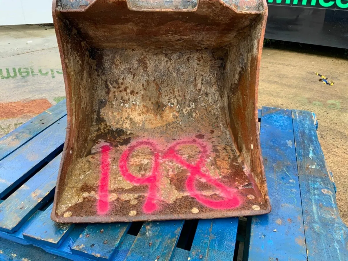 24" JCB DIGGING BUCKET......45mm PINS.......198w. - Image 3