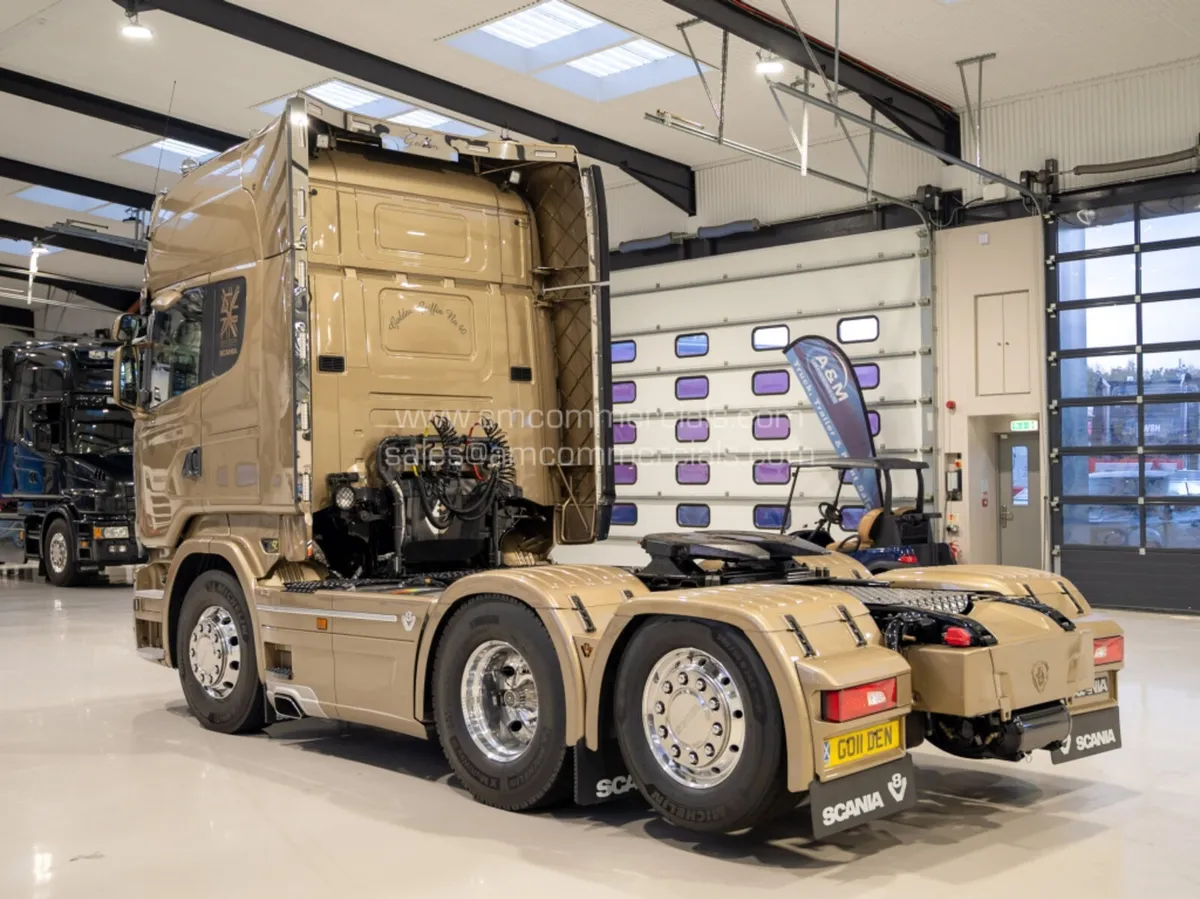 40/50 LIMITED EDITION SCANIA R580 GOLDEN GRIFFIN - Image 4