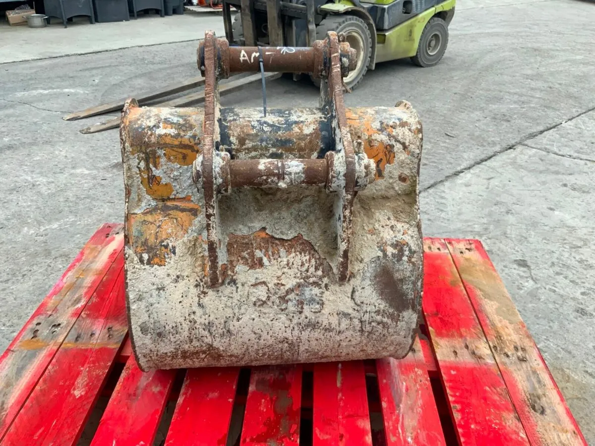 24" CATERPILLAR BUCKET......45mm PINS.....149wa. - Image 3