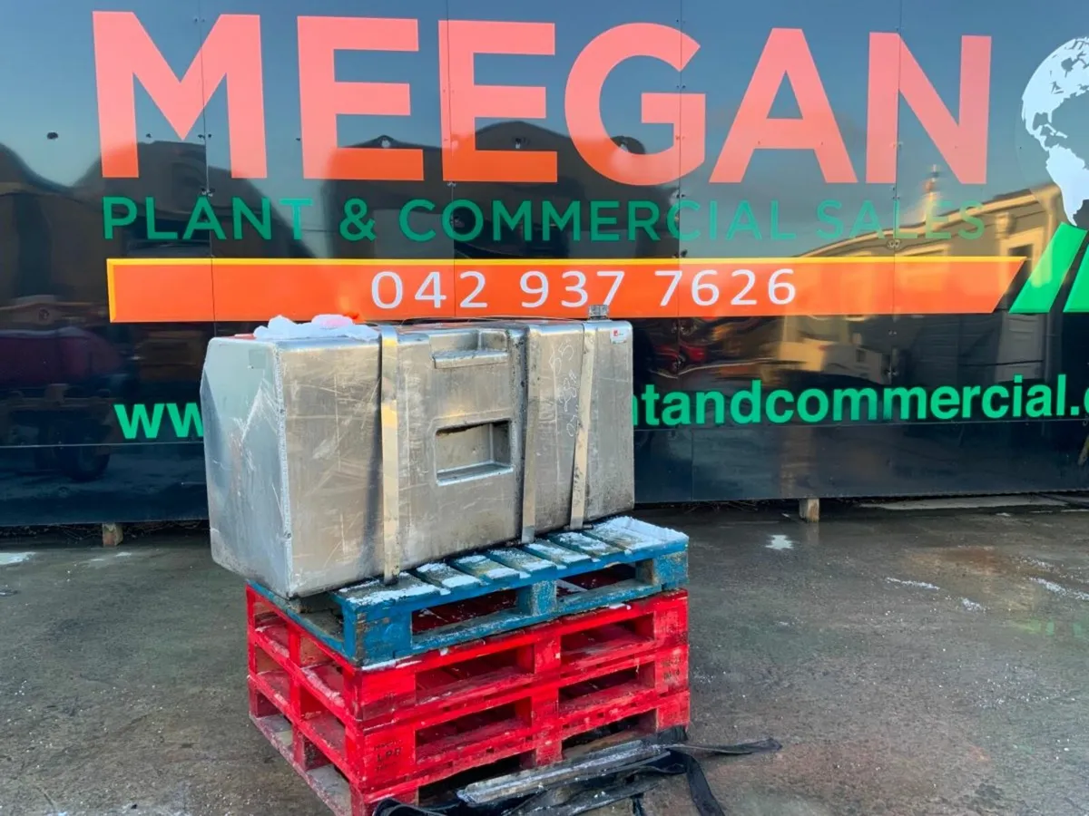 Volvo FH SB COMPONENTS DIESEL / HYDRAULIC TANK. - Image 1