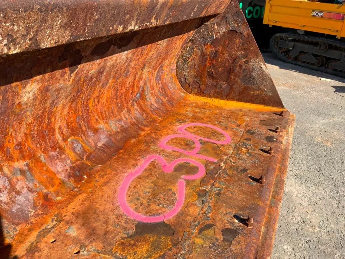90"  JCB TELEPORTER LOADING BUCKET.....C3PO. - Image 3