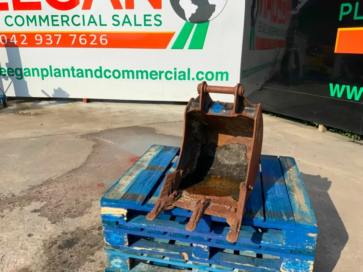 18" JCB MINI DIGGING BUCKET.....40mm PINS.....19w - Image 2