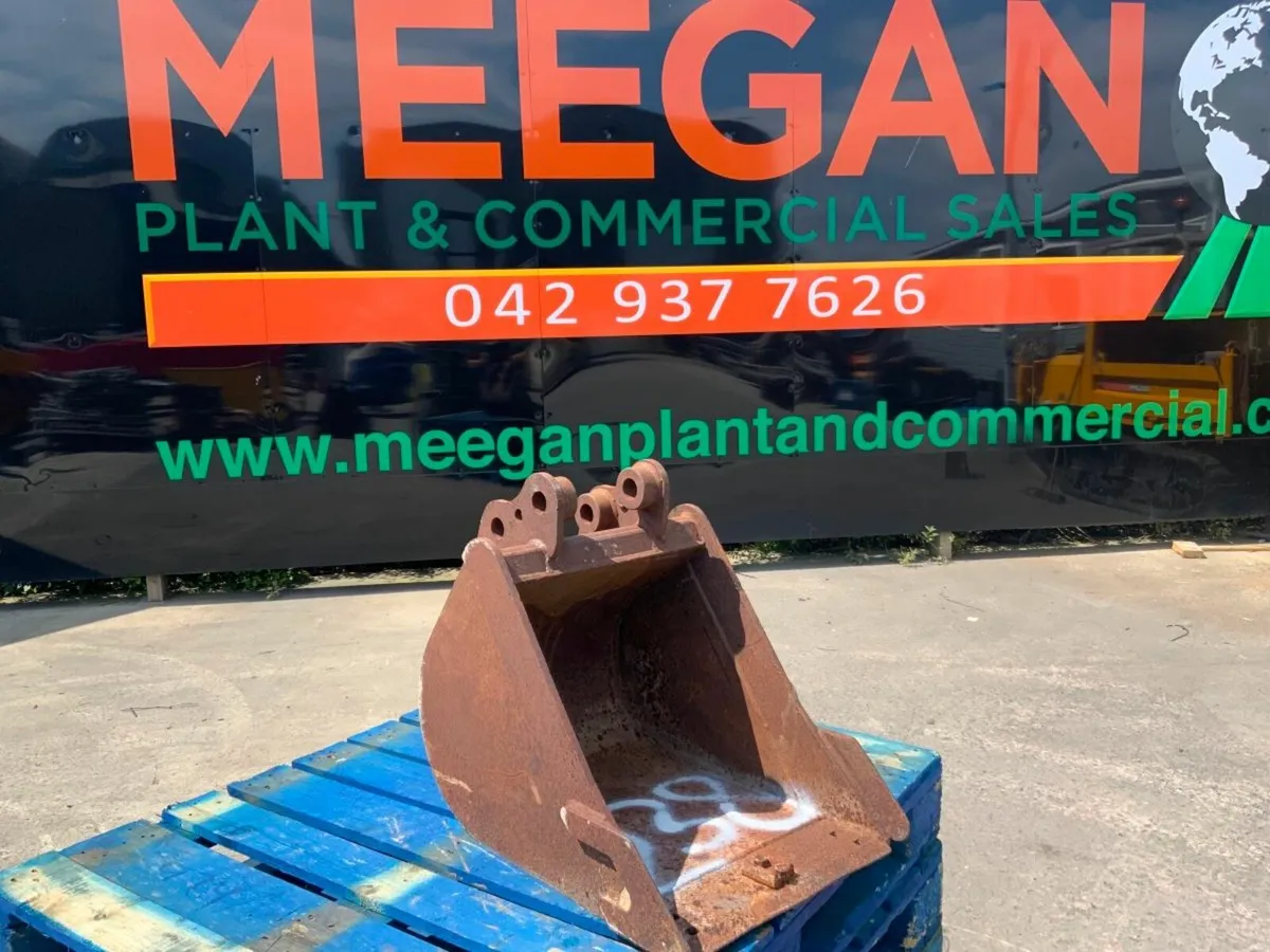 18"  JCB MINI DIGGER BUCKET...35mm PINS.....238w.. - Image 1