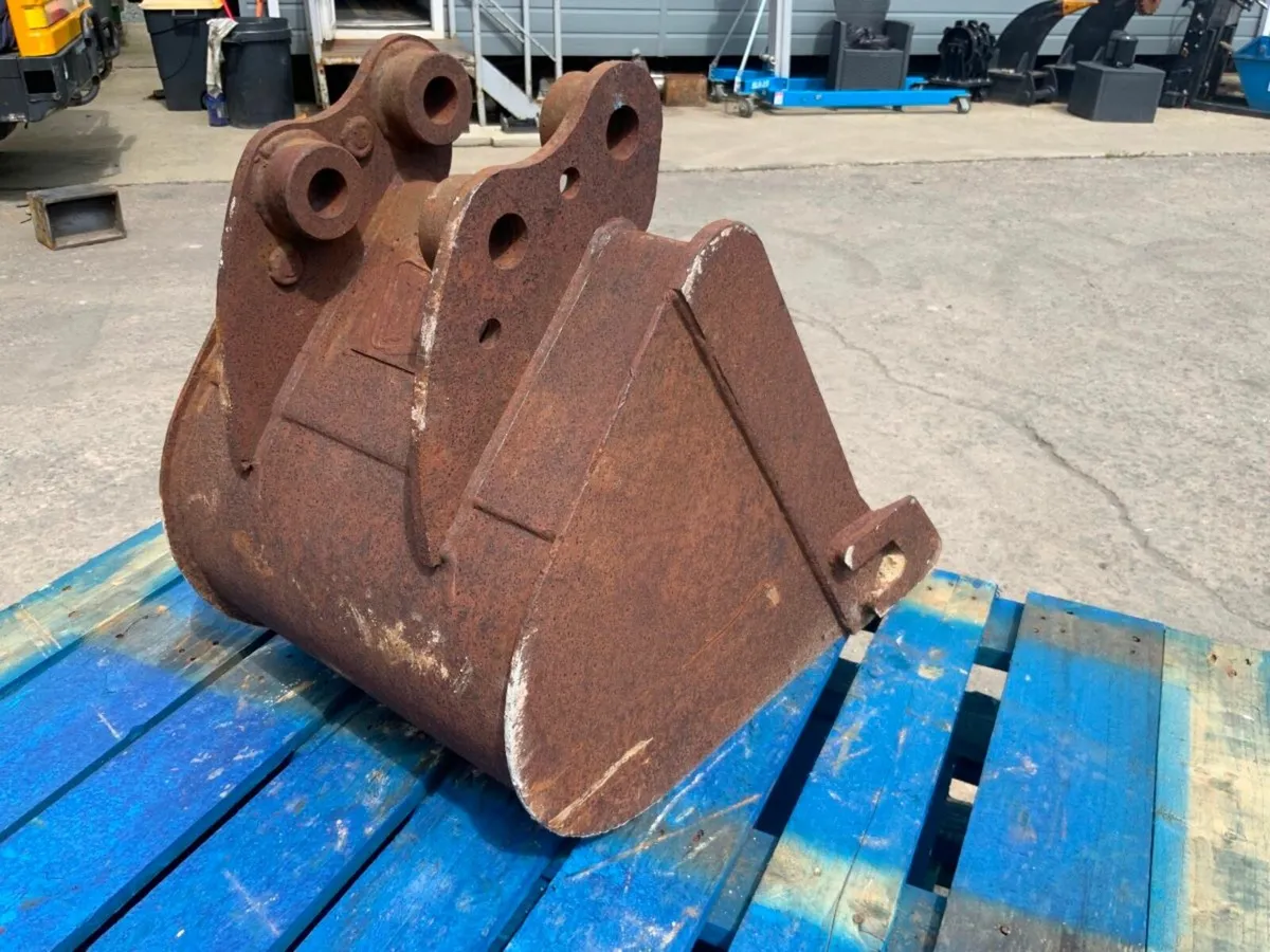 18"  JCB MINI DIGGER BUCKET...35mm PINS.....238w.. - Image 4