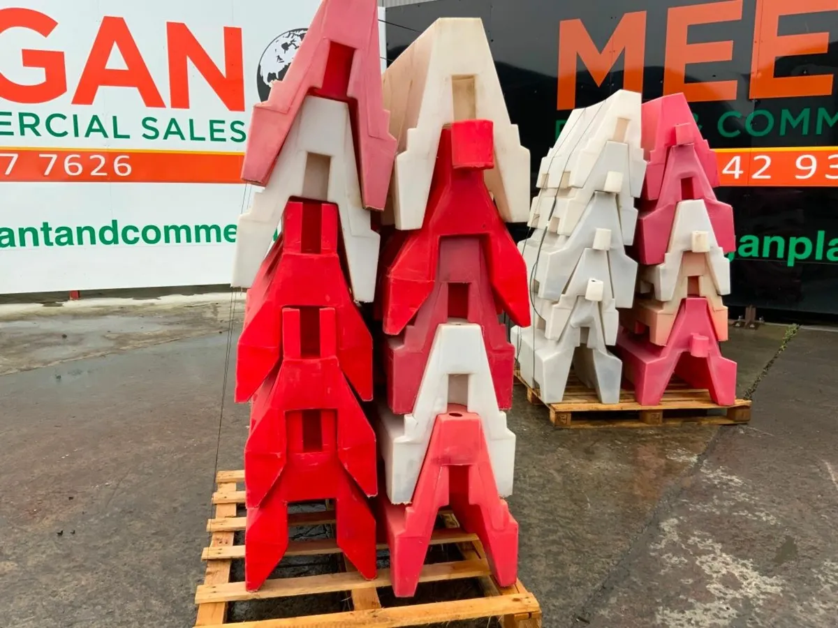 WATER FILL TYPE  PVC PEDESTRIAN BARRIERS. - Image 2