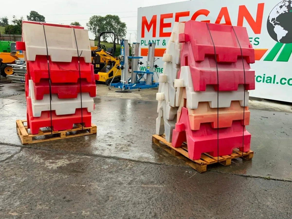 WATER FILL TYPE  PVC PEDESTRIAN BARRIERS. - Image 4